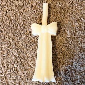 New in box. Anthropologie Elegant Cream Bow Candle L